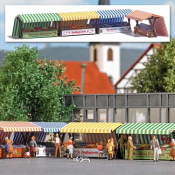 4 Marktstände jeweils 5 cm lang aus echtem Holz, mit unterschiedlichen Auslagen, Sockenwelt / Süßigkeiten / Hofladen / Krimskrams, Bausatz