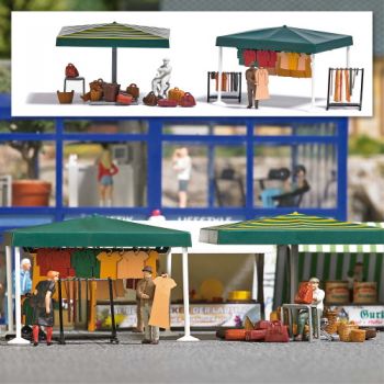 Marktstände Kleidung, Koffer, Körbe, mit Kleidungsartikeln, Rollgarderoben, Koffern, Taschen, Körbe, mit 2 Verkäufern, 2 Marktschirme usw. Bausatz