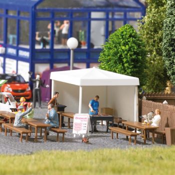 Bratwurst-Grillstand mit reichhaltigem Zubehör, Kohlegrill, Brauereigarnituren, 2 Tischen, 4 Bänken, 2 Stehtische, Geschirr, Grillgut usw., Bausatz