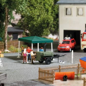 Gulaschkanone mit Koch, Bausatz für einen Einachsanhänger Typ HL 10.00 Feldküche, mit Figur unbemalt, Pavillon, Sitzgarnituren, Stehtischen, Geschirr