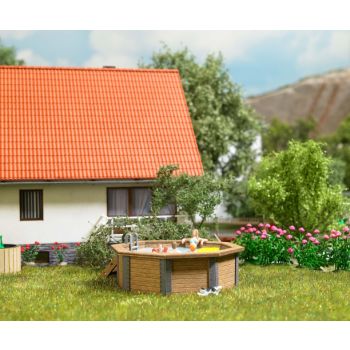 Gartenpool mit Familie, Bausatz für einen Swimmingpool mit Holzeinfassung aus echtem Holz, mit Einstieg, Leiter, realistischer Wasseroberfläche, etc.