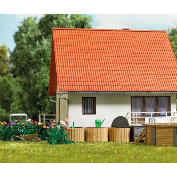 4 Regenfässer, Bausatz mit 4 runden Regenfässer mit Umrandung aus echtem Holz, 6 Gießkannen, Durchmesser 17 mm, Höhe 11 mm