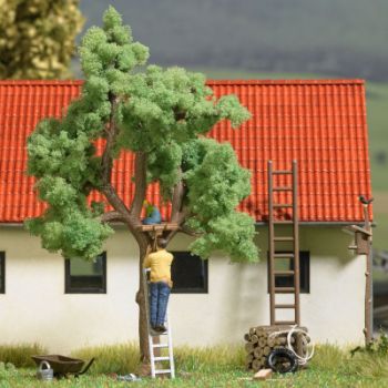 Baumhaus im Bau, aus echtem Holz, mit Baum 80 mm hoch, Gartenzubehör, Leitern usw., Mann sitzend mit Kind, (Figuren zum selbst Bemalen), Bausatz