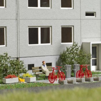 Ausgestaltungs-Set Beton, Set mit Betonelementen, 2 Sitzbänken, 2 6-eckigen Pflanzenschalen, 2 Blumenkästen, 2 Fahrräder, 3Fahrradständern usw.Bausatz