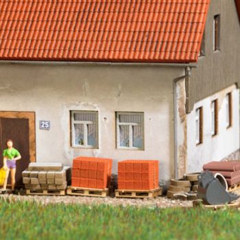 Paletten-Set Baustelle, Bausatz mit 6 Paletten aus echtem Holz für die Verladung von Baggerschaufel, Hohlwandziegel, Bordsteine, Kanaldeckel+Betonring