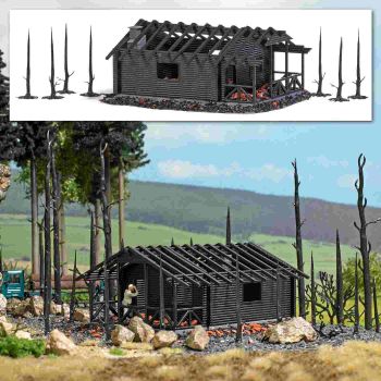 Abgebrannte Waldhütte, ausgebrannte Blockhütte mit verkohltem Dachstuhl (Echt-Holz), auf dem Boden liegt Brandschutt, Größe 111x85x45 mm, Bausatz