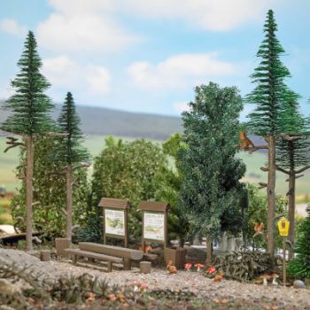 Hochwald, Bausatz mit 6 Fichten in 3 Höhen, Holztisch mit 2 Bänken aus Baumstämmen, Hinweistafel, Holzschranke, Abfallkörbe, Fichtenzapfen usw.