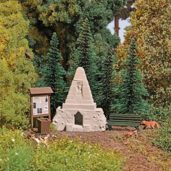 Obelisk im Wald, Bausatz, Gedenkstätte, Hinweistafel, 4 Tannenbäume, Sitzbank und Abfallkorb