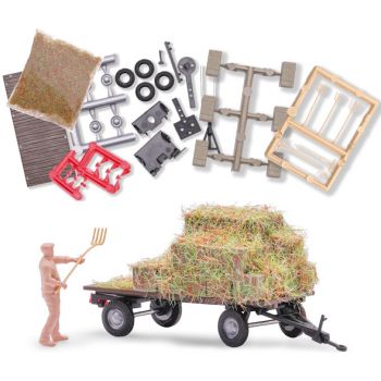 Heuwagen, beladen, Plattformwagen mit Quaderballen, Bausatz mit Figur zum Selbstbemalen und Werkzeug