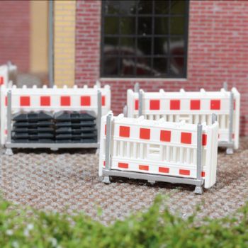 Transportgestelle mit Schrankenzäunen, 4 Lager- und Transportgestelle, bestückt mit insgesamt 20 Schrankenzäunen mit Fußplatten, Bausatz