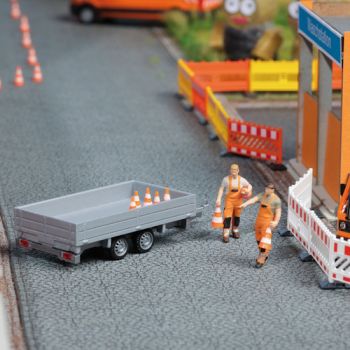 Verkehrshütchen aufstellen, Bausatz mit Tandem-Anhänger, 2 Figuren (unbemalt) beim Aufstellen der Verkehrshütchen und 8 Leitkegel