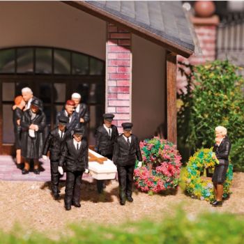 Sargträger, Der letzte Gang - 4 Sargträger (Figuren zum Selbstbemalen), weißer Sarg, Holzkreuz, 2 Blumenkränze, 2 Krankständer, 2 Parkbänke, Bausatz