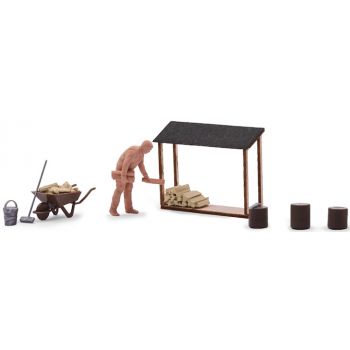 Holz stapeln, Bausatz mit Figur zum Selbstbemalen, Schubkarren und Werkzeug, 3 Baumstümpfe, Größe 28 x 8 x 22 mm