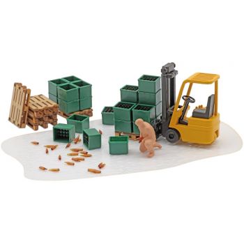 Unfall in Brauerei, Welch eine Tragödie, Bierkästen sind beim Rangieren vom Stapler umgefallen, Bausatz mit Gabelstapler, Figur, Kisten, Paletten