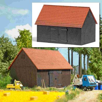 Scheune mit Ziegeldach mit großem Doppel-Flügeltor zum öffnen, Größe 112 x 75 x 77 mm, Bausatz