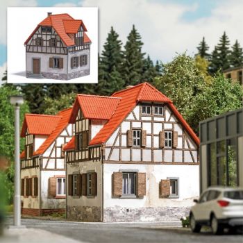Verwittertes Wohnhaus, Bausatz, Größe 9 x 8,6 x 10,5 cm