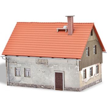 Altes Wohnhaus mit verwittertem Putz, Bausatz, Größe 128 x 93 x 102 mm