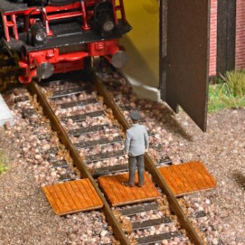 Gleisüberwege aus Holzbohlen für einen trittsicheren Fußgängerverkehr über die Gleise, Größe 34 x 18 mm bzw. 24 x 14 mm, Höhe 14 mm