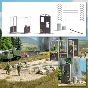 Sturm- und Gefechtsbahn, verschiedene Hindernisse, mit 2 NVA-Soldaten, Bausatz