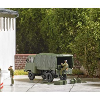 Robur LO 1800 A Pritsche/Plane LKW mit aufsteigendem NVA-Soldat, Bausatz, mit Zubehör: Kanister, Werkzeugkisten und Sandbleche