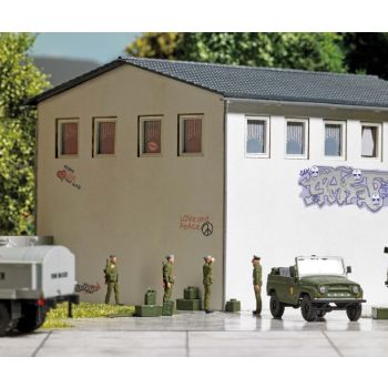 NVA Soldaten, 4 stehende NVA-Soldaten, fertig bemalt, mit Werkzeugen, Ölfass, Bomben, Kanister und Sandblechen