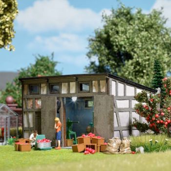 Verwittertes Nebengebäude, Fachwerk, Tür und Tor sind aus echtem Holz, Bausatz, Größe 85 x 58 mm, Höhe 47 mm