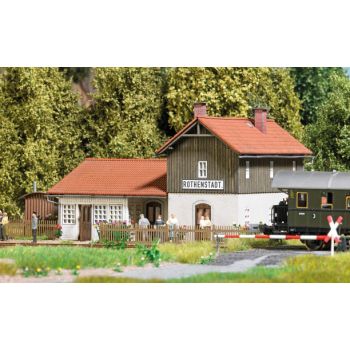 Bahnhof Rothenstadt mit Wellblechschuppen und Figuren, Bausatz, Größe 200 x 183 x 90 mm