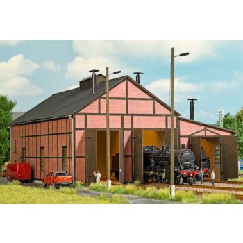 Lokschuppen, dreiständig mit gealtertem Mauerwerk, Fachwerk und Tore, Bausatz, Größe 312 x 255 mm, Höhe 160 mm, Standlänge 235 mm