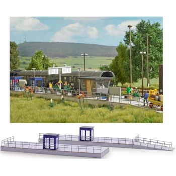 Bahnsteig mit Rampe, Bausatz Bahnsteig inklusive Güterrampe und 2 Wartehäuschen, Gesamtmaße: 495 x 64 mm, Höhe 20 mm