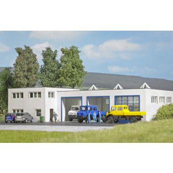 Fahrzeughalle mit separatem Verwaltungsgebäude, Bausatz, Größe Fahrzeughalle: 200 x 180 x 80 mm, Größe Verwaltungsgebäude: 130 x 105 x 70 mm