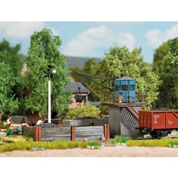 Bekohlungskran mit Kohlebansen aus echtem Holz, drehbar