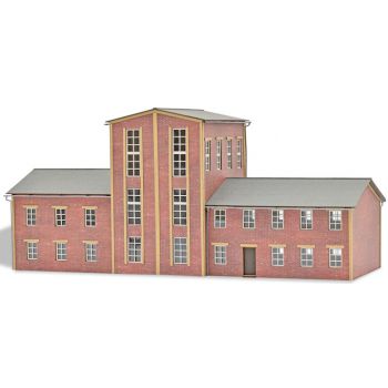 Produktionsgebäude, mehrgeschossiges Fabrik- oder Brauereigebäude mit Backstein-Fassade, fertig koloriert, Größe 340 x 116 x 149 mm, Bausatz
