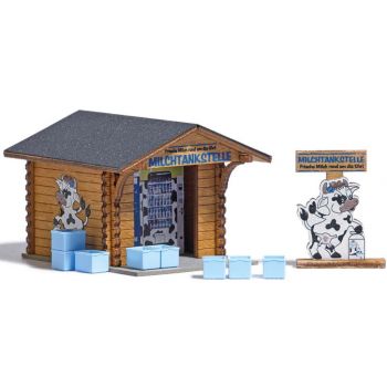 Milchtankstelle, Holzhütte als Milchverkaufsstelle mit integriertem Verkaufsautomat, mit 8 Milchkisten und Milchflaschen, mit Werbeschild