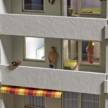 Einrichtung In flagranti, in der Sezene wird ein Liebespärchen vom unerwartet nach Hause kommenden Mann überrascht, 3 Figuren zum Bemalen, Bausatz