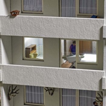 Einrichtung Bügelarbeiten, in der Szene bügelt eine Frau im Schlafzimmer, Schlafzimmermöbel, Bügelbrett, Figur zum Beamlen, Ausschneidebogen, Bausatz