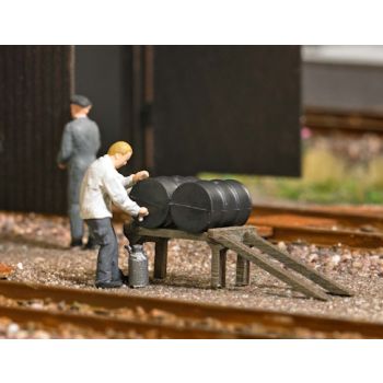 Öl zapfen, Bausatz mit Fassrampe aus echtem Holz mit 2 Ölfässern, inklusive Figur zum Selbstbemalen und Ölkanne, Größe 33 x 10 mm, Höhe 6 mm