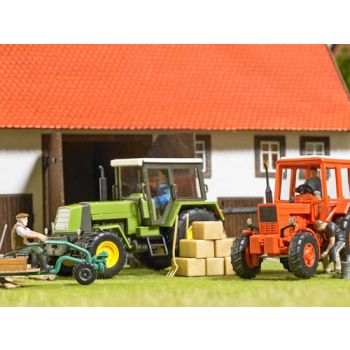 Figuren-Set Traktorfahren, 5 Figuren, die am Steuer von landwirtschaftlichen Fahrzeugen sitzen, Figuren zum selbst bemalen