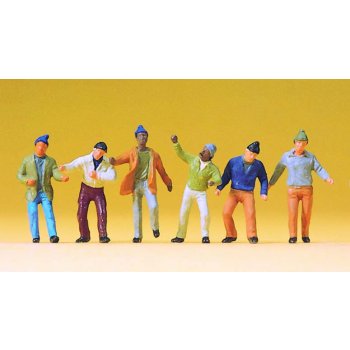 Zirkusarbeiter beim Zeltaufbau