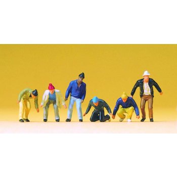 Zirkusarbeiter beim Zeltaufbau