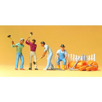 Zirkusarbeiter und Schlepperfahrer