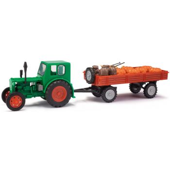 Pionier RS01 Traktor mit Anhänger beladen mit Kürbissen und Säcken