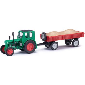 Pionier Traktor mit Anhänger, beladen mit Kies