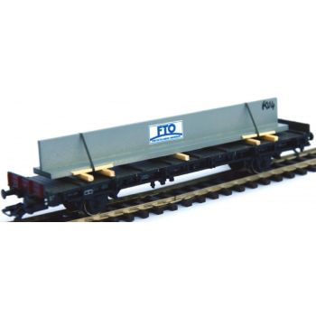 Ladegut Beton-Fertigbausegmente FTO Fertigteilwerk Obermain auf Transportgestell gelagert mit Spannbändern gesichert, Länge ca. 13 cm