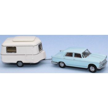 Peugeot 404, pastellblau mit elfenbeinfarbenem Eriba Wohnwagen, Baujahr 1960, (von Brekina)