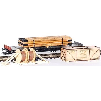 Ladegut Deutsche Post Telegrafie: 1 Kiste für Montagteile, 1 Kabeltrommel, ein Stapel Telegrafenmaste, Länge ca. 70 / 90 / 100 mm