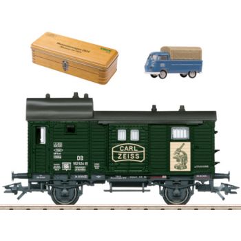 Museumswagen 2024 Trix HO, Güterzug-Gepäckwagen Pwg, Carl Zeiss - Oberkochen mit VW T1 Bulli Carl Zeiss, in Metalldose