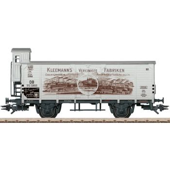 Museumswagen 2026 Trix HO, Gedeckter Güterwagen mit Bremserhaus, KLEEMANN Vereinige Fabriken Obertürkheim Faurndau, mit VW Bulli, in Metalldose