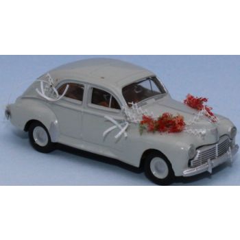 Peugeot 203, perlgrau, Hochzeitsauto von Marie, Baujahr 1948 (von Brekina)