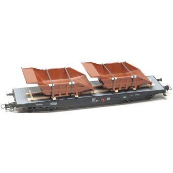 Ladegut schutzlackierte LKW Dumpermulden auf einem Transportgestell gelagert gesichert, Länge ca. 140 mm