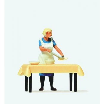 Hausfrau am Tisch, Essen schöpfend